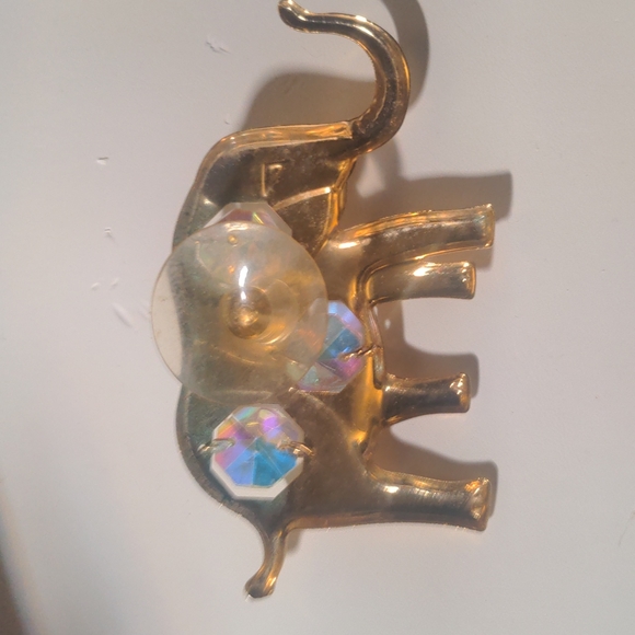 4/10$ ELEPHANT WINDOW DEFECATION WITH HANGING SPARKLY GEMS. - Picture 3 of 6